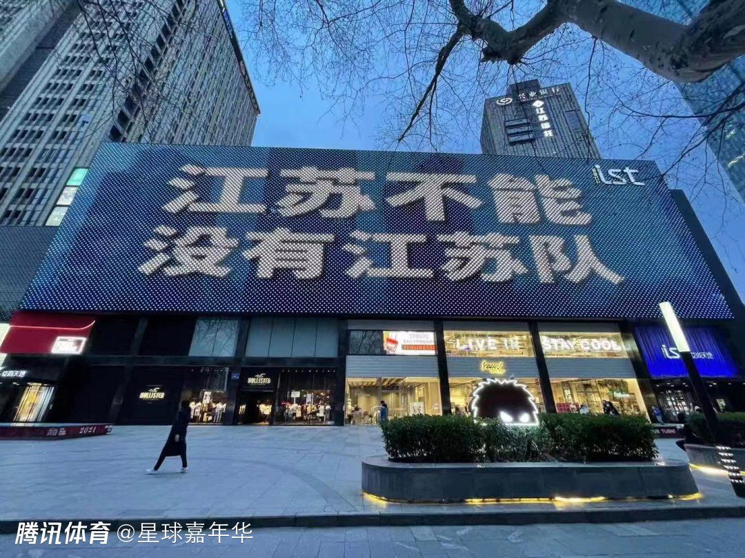 在长江边上，郭斌和沈红拥抱后习惯性地开始跳舞，此时，朱逢博当年演唱的《满山红叶似彩霞》的歌声被巧用进来:满山红叶似彩霞，彩霞年年映三峡/红叶彩霞千般好，怎比阿妹在山崖/手捧红叶望阿哥，红叶映在妹心窝/哥是川江长流水，妹是川江水上波。